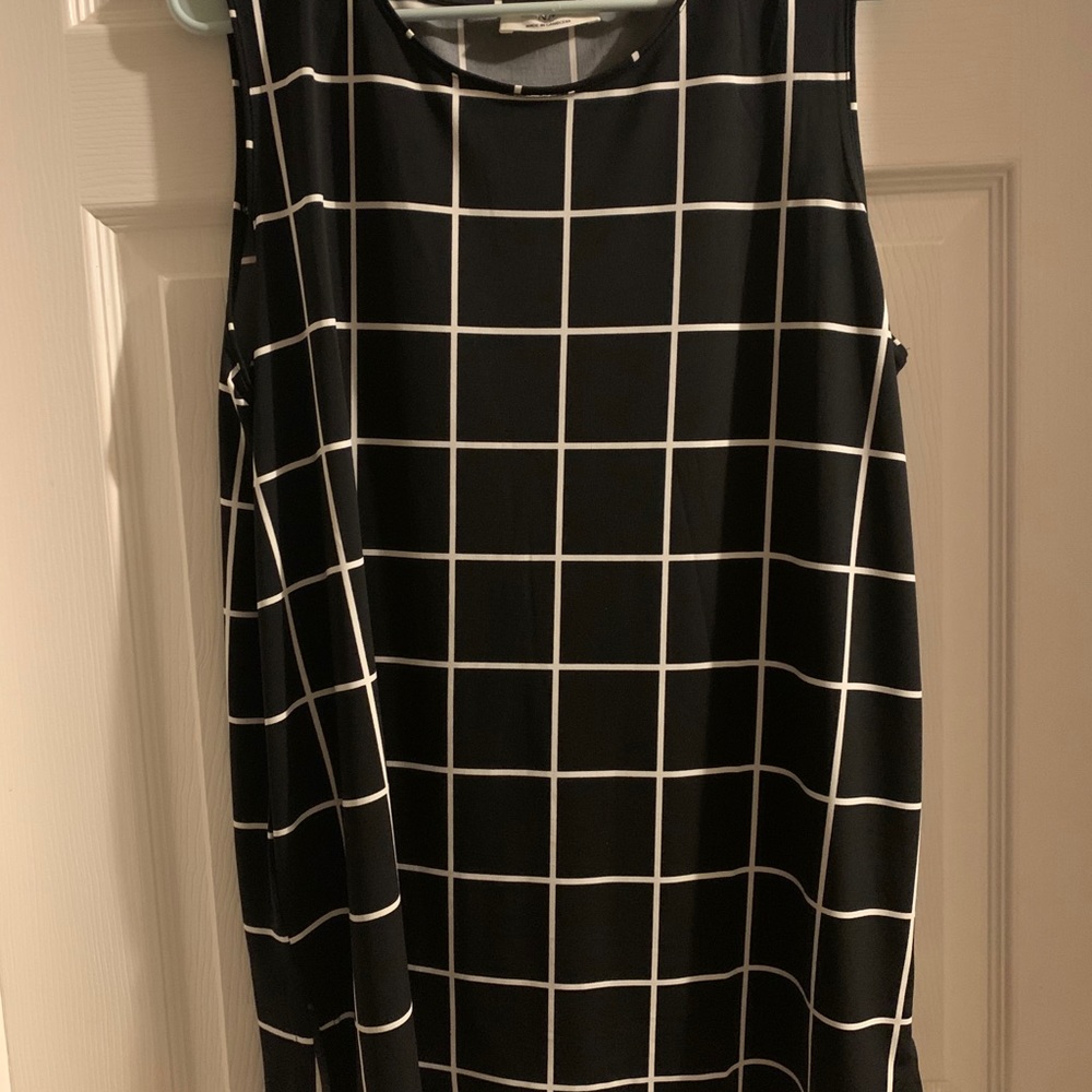 Sleeveless window pane top